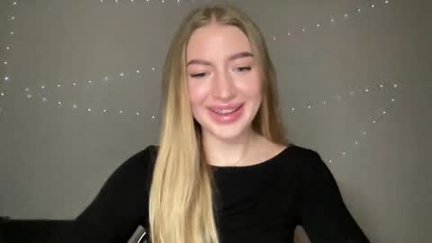 Snapshot of milanaaa_ chatting on 12/27/24, 02:33 Milana online show from 12/27/24, 02:33