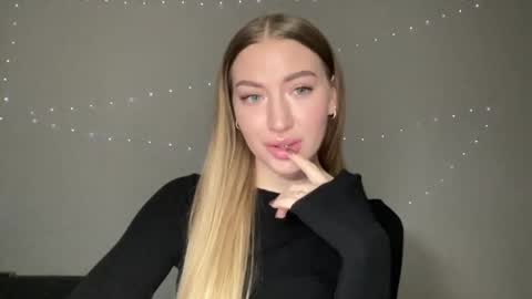 Snapshot of milanaaa_ chatting on 12/28/24, 11:19 Milana online show from 12/28/24, 11:19