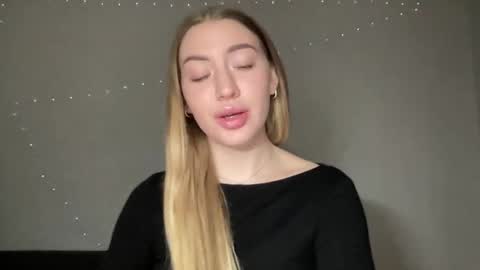 Snapshot of milanaaa_ chatting on 12/28/24, 04:30 Milana online show from 12/28/24, 04:30