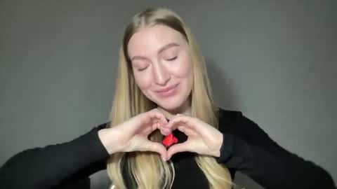 Snapshot of milanaaa_ chatting on 01/13/25, 11:08 Milana online show from 01/13/25, 11:08