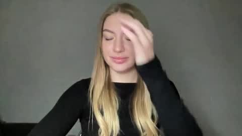 Snapshot of milanaaa_ chatting on 01/15/25, 12:15 Milana online show from 01/15/25, 12:15