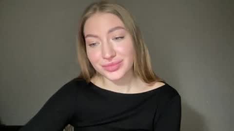 Snapshot of milanaaa_ chatting on 01/15/25, 06:29 Milana online show from 01/15/25, 06:29