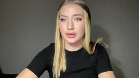 Snapshot of milanaaa_ chatting on 01/17/25, 02:07 Milana online show from 01/17/25, 02:07