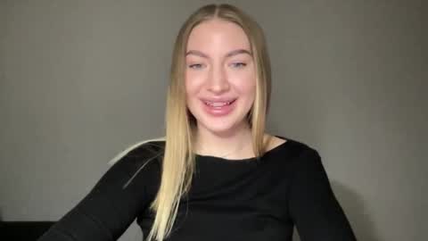 Snapshot of milanaaa_ chatting on 01/19/25, 02:59 Milana online show from 01/19/25, 02:59