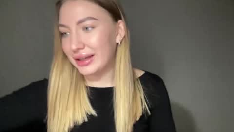 Snapshot of milanaaa_ chatting on 01/21/25, 11:35 Milana online show from 01/21/25, 11:35