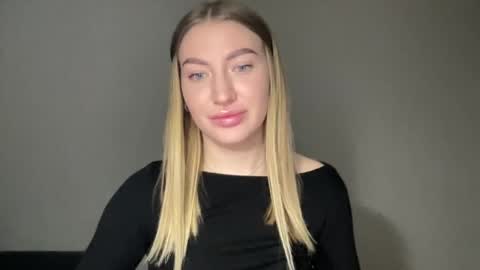 Snapshot of milanaaa_ chatting on 01/22/25, 11:01 Milana online show from 01/22/25, 11:01