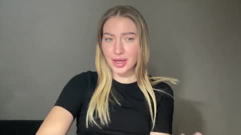 Snapshot of milanaaa_ chatting on 01/22/25, 08:28 Milana online show from 01/22/25, 08:28