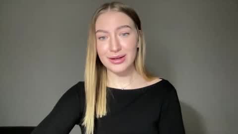 Snapshot of milanaaa_ chatting on 01/24/25, 01:03 Milana online show from 01/24/25, 01:03