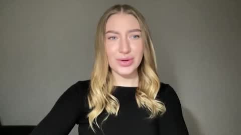 Snapshot of milanaaa_ chatting on 01/26/25, 01:36 Milana online show from 01/26/25, 01:36