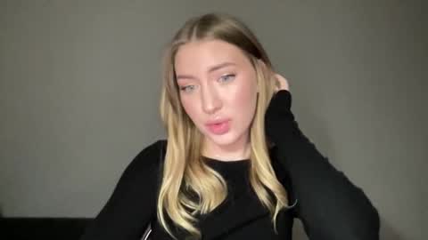 Snapshot of milanaaa_ chatting on 01/27/25, 07:13 Milana online show from 01/27/25, 07:13