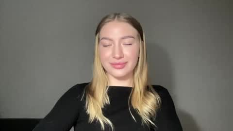 Snapshot of milanaaa_ chatting on 01/31/25, 01:02 Milana online show from 01/31/25, 01:02