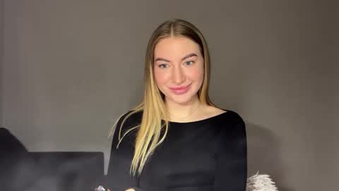 Snapshot of milanaaa_ chatting on 02/04/25, 07:00 Milana online show from 02/04/25, 07:00