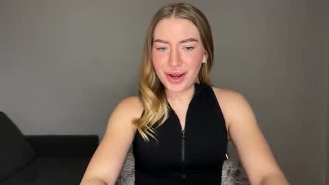 Snapshot of milanaaa_ chatting on 02/07/25, 07:27 Milana online show from 02/07/25, 07:27