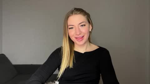 Snapshot of milanaaa_ chatting on 02/11/25, 09:03 Milana online show from 02/11/25, 09:03