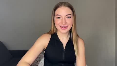 Snapshot of milanaaa_ chatting on 02/13/25, 11:39 Milana online show from 02/13/25, 11:39