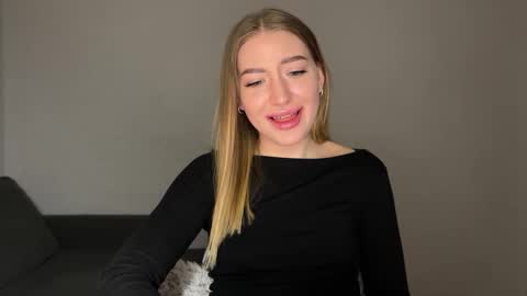 Snapshot of milanaaa_ chatting on 02/15/25, 06:12 Milana online show from 02/15/25, 06:12