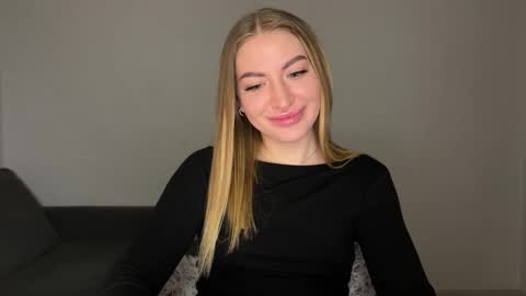 Snapshot of milanaaa_ chatting on 02/15/25, 09:15 Milana online show from 02/15/25, 09:15