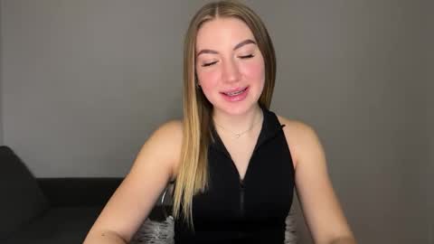 Snapshot of milanaaa_ chatting on 02/17/25, 06:26 Milana online show from 02/17/25, 06:26