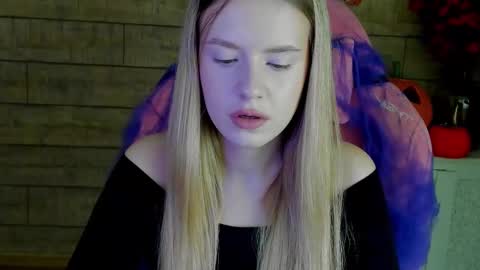 MilanaBalmain online show from 11/03/25, 04:25