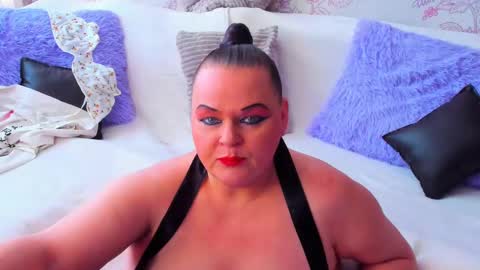 Snapshot of milanabiegert chatting on 02/19/25, 12:33 Lana online show from 02/19/25, 12:33