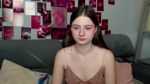 Snapshot of milanaroz chatting on 10/19/25, 04:57 milanaroz online show from 10/19/25, 04:57