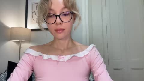 Mila online show from 11/11/25, 03:34