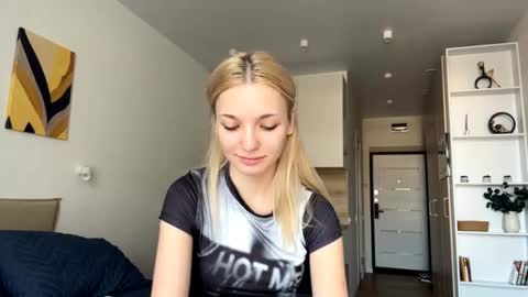 Snapshot of mildaleggette chatting on 10/08/25, 08:34 Millla online show from 10/08/25, 08:34