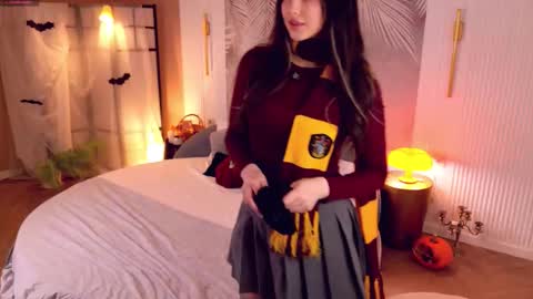 Snapshot of miley_smile chatting on 10/31/25, 04:57 Miley online show from 10/31/25, 04:57