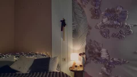 Snapshot of miley_smile chatting on 12/15/25, 05:34 Miley online show from 12/15/25, 05:34