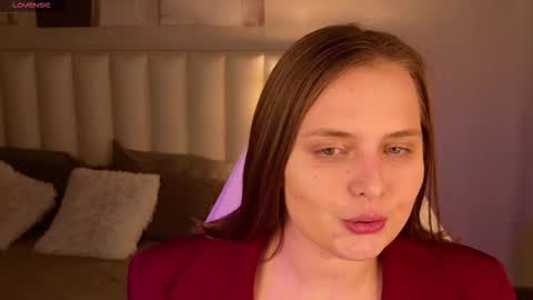 Snapshot of mileylovelyx chatting on 11/17/25, 01:11 mileylovelyx online show from 11/17/25, 01:11