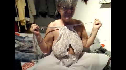 Snapshot of milfchantal chatting on 09/27/25, 02:49 Milfchantal online show from 09/27/25, 02:49