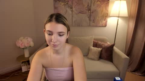 Snapshot of milinafox chatting on 10/15/25, 04:45 milinafox online show from 10/15/25, 04:45