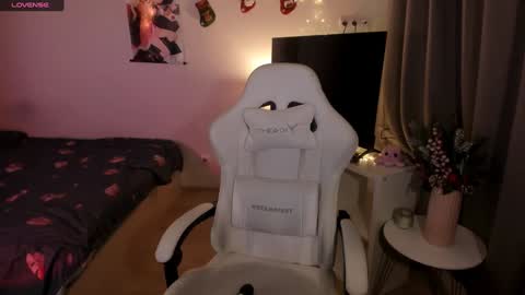 Lisa online show from 12/25/24, 11:11