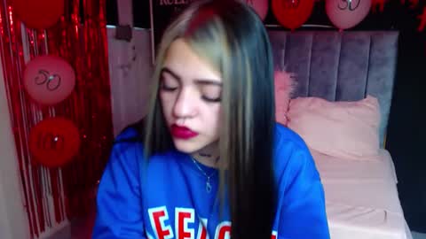Snapshot of millacounisslosexanal chatting on 02/13/25, 03:56 Violeta online show from 02/13/25, 03:56