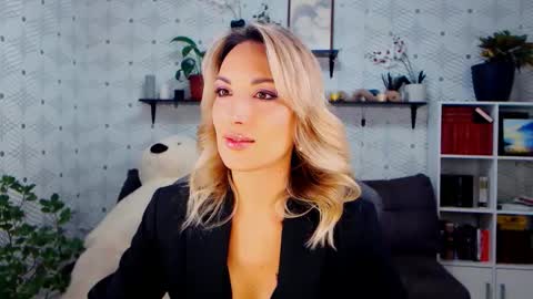 Snapshot of millaxqueen chatting on 11/15/25, 01:07 MillaXQueen online show from 11/15/25, 01:07