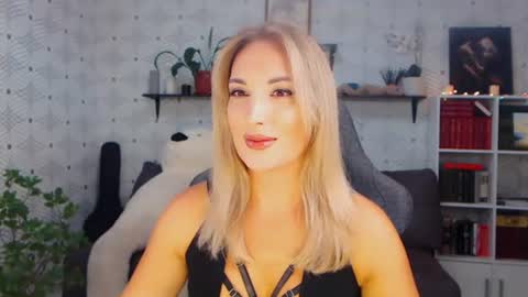 MillaXQueen online show from 07/28/26, 12:01