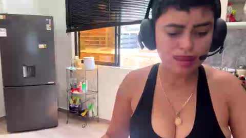 Im girl my name is Johana  online show from 10/29/25, 06:53