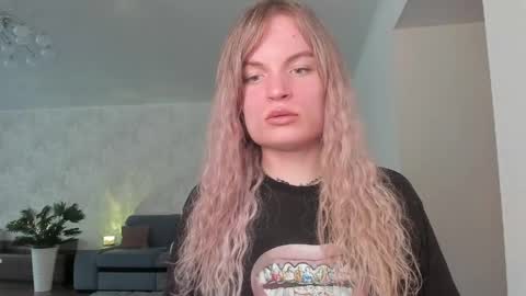 mili-kira online show from 04/20/26, 12:41