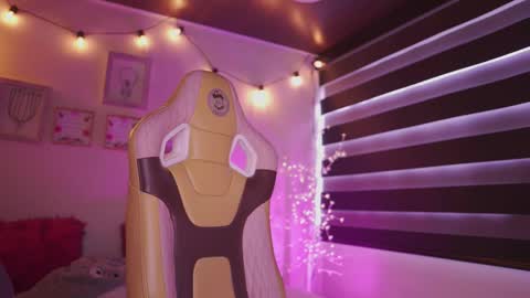 Snapshot of milly_kenner chatting on 12/02/25, 07:20 MILLY online show from 12/02/25, 07:20