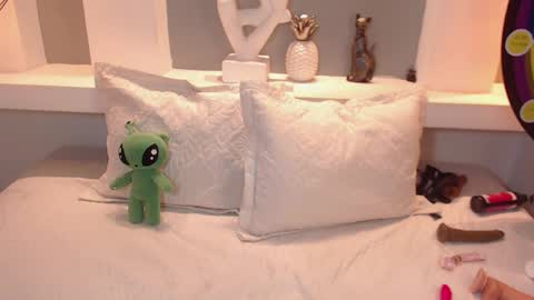 Snapshot of milu_w4llace chatting on 09/20/25, 01:39 Milu Wallace online show from 09/20/25, 01:39