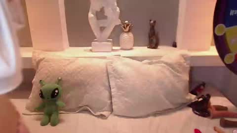 Snapshot of milu_w4llace chatting on 10/03/25, 01:02 Milu Wallace online show from 10/03/25, 01:02