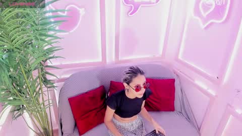 Minji online show from 03/08/25, 11:37
