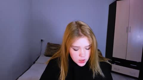 Snapshot of mina27372 chatting on 12/19/25, 09:27 hi Im Mina online show from 12/19/25, 09:27