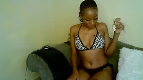 minieme001 online show from 02/21/26, 11:11