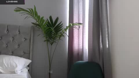   Mini Mila Kunis ft Ashton Katchero. Follow me to stay in touch  online show from 10/20/25, 07:14