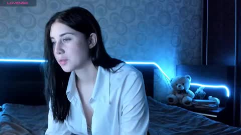 Snapshot of mionill chatting on 12/18/25, 12:06 Hi Im Naomi online show from 12/18/25, 12:06