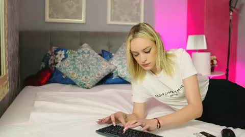 Snapshot of mira_glow chatting on 06/01/26, 04:47 Mira online show from 06/01/26, 04:47