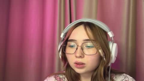 Snapshot of mira_light_ chatting on 10/03/25, 03:20 mira_light_ online show from 10/03/25, 03:20