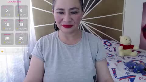Snapshot of mira_valen chatting on 10/18/25, 02:07 Vicky online show from 10/18/25, 02:07