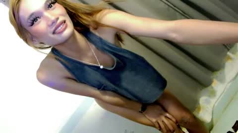 Snapshot of miraclegirl23 chatting on 12/14/24, 05:25 Zoey online show from 12/14/24, 05:25